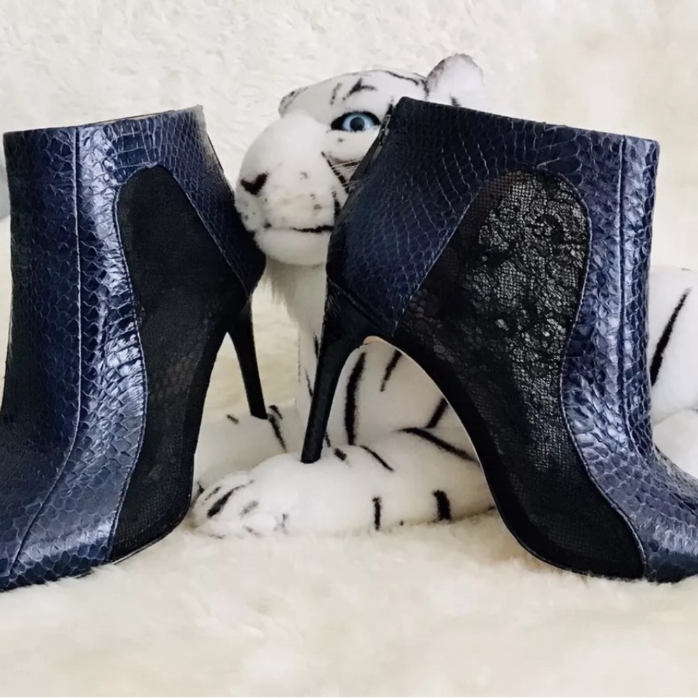 BCBGMAXAZRIA Ankle Booties Snake Print Black Leather/Lace Mesh Back Zip SZ 9.